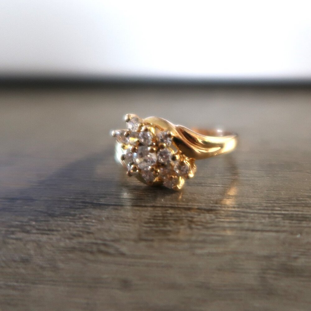 Marked 925 sterling silver ring with gold tone coating and eye-catch white stone